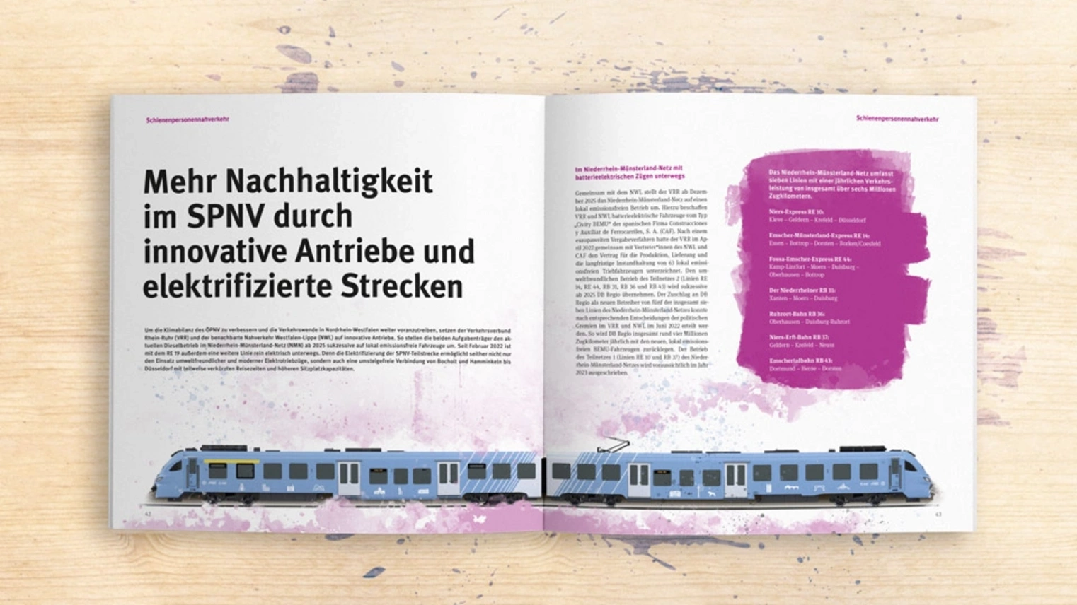 Der Verbundbericht liegt aufgeschlagen auf einem Holztisch