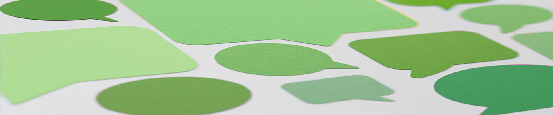 Verschiedene, grüne Gedankenblasen, die alle leer sind