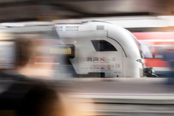 Ein einfahrender RRX am Bahnhof