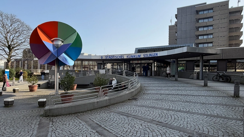 Blick auf den Eingang des Klinikums Solingen