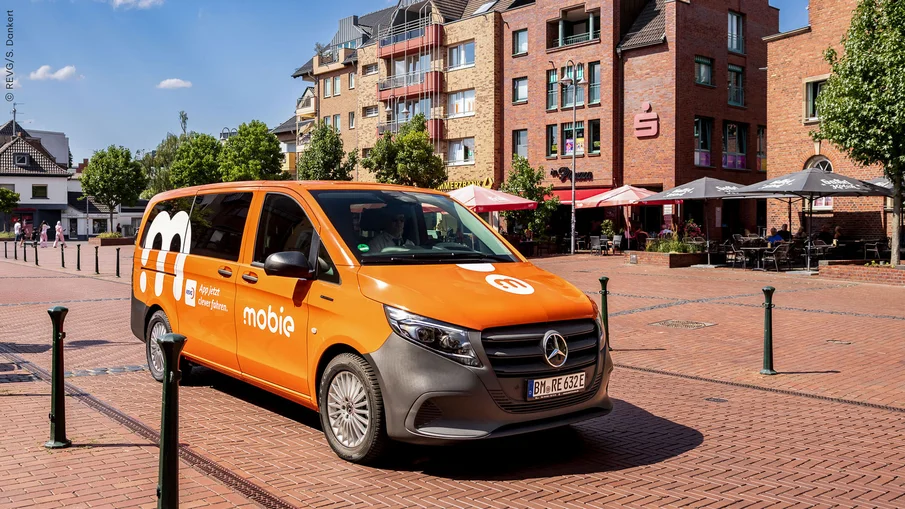 Ein mobie-Fahrzeug auf einer Straße