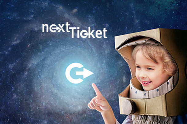 Das Logo des nextTickets und ein Junge im selbstgebastelten Weltraum-Anzug, der auf das Ticket zeigt