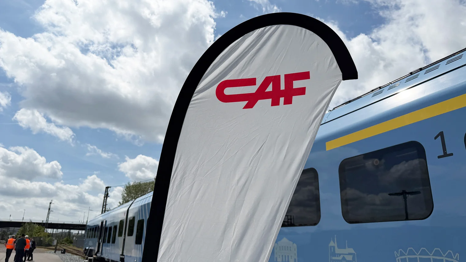 © VRR Vorstellung der BEMU-Fahrzeuge von CAF: Eine Beachflag mit CAF-Logo vor dem neuen BEMU-Zug