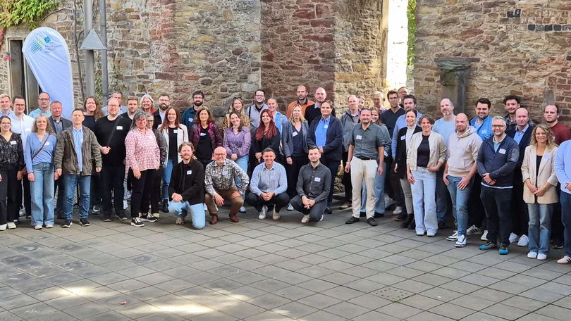 Gruppenbild der Teilnehmenden des Netzwerk-Jahrestreffens der Koordinierungsstelle Rhein-Ruhr des Zukunftsnetz Mobilität NRW (ZNM)