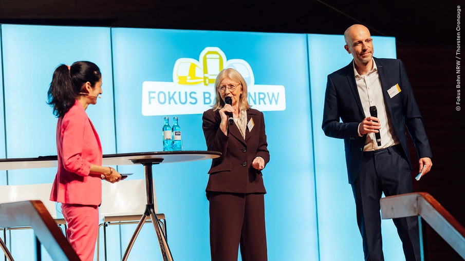 ÖPNV-Sicherheitskongress NRW: Moderatorin Jasmin Khatami, Karin Paulsmeyer, Leiterin Fokus Bahn NRW, und Kilian Schäfer, Leiter des Kompetenzcenters Sicherheit NRW