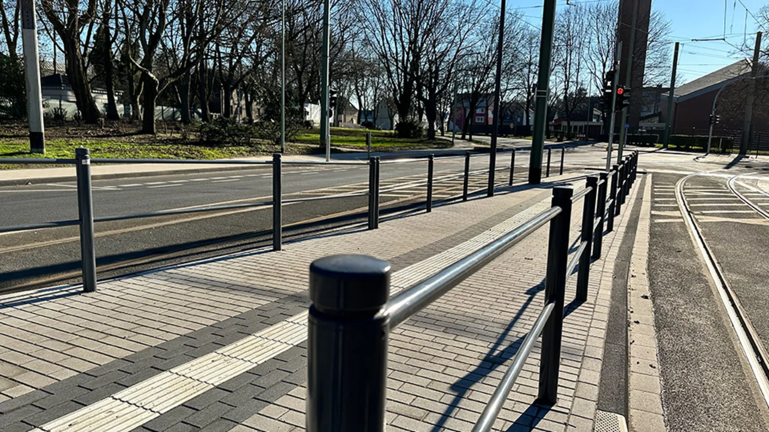 Neubau Haltestelle Brückelstraße: Blick auf die neue Rampe zum Bahnsteig mit Geländer an beiden Seiten und taktilen Leitelementen