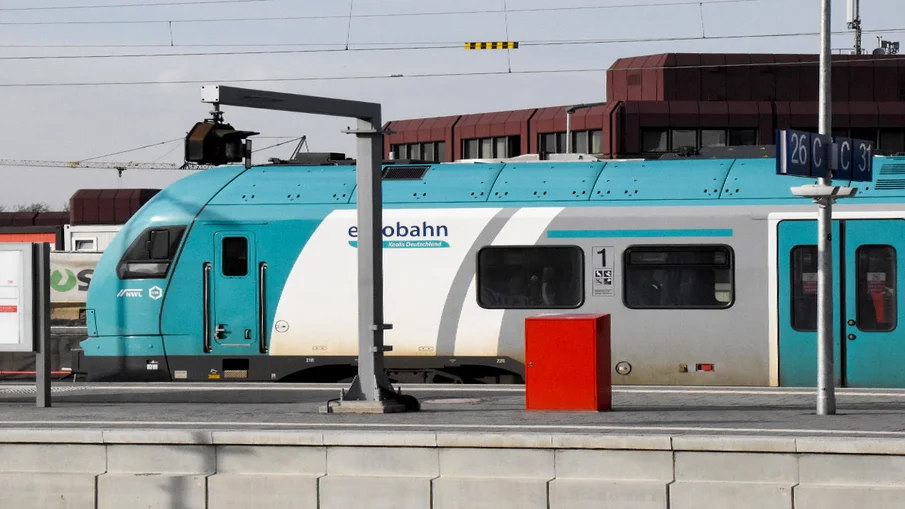 Seitenansicht eines Zuges von Keolis