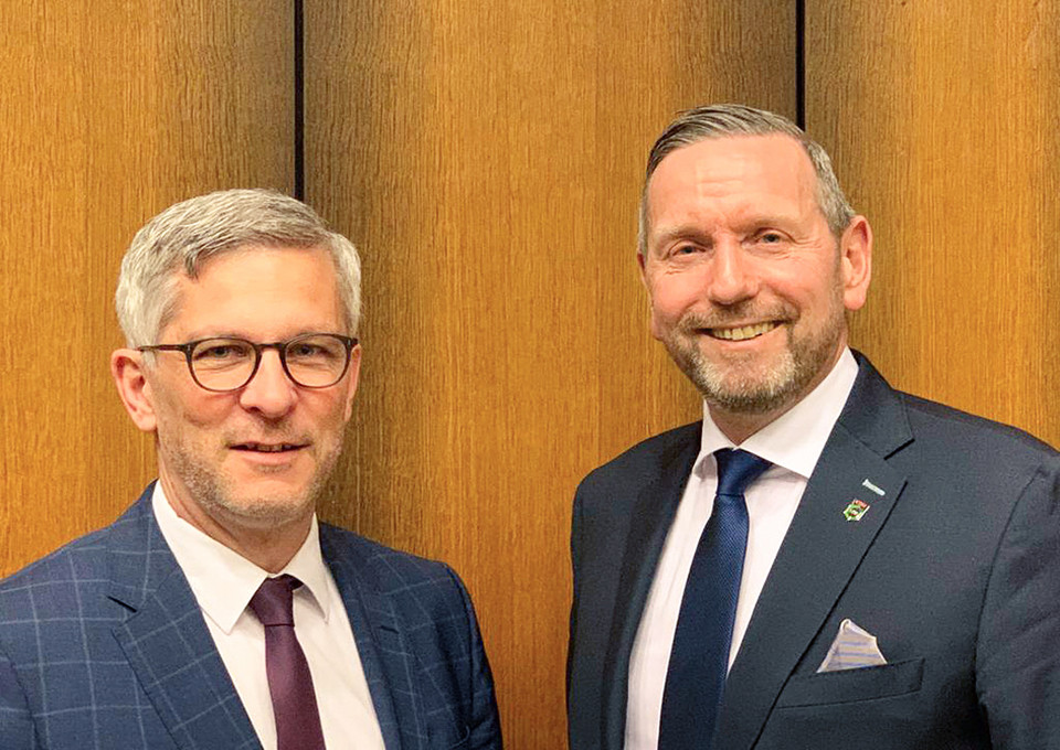Neuer Verbandsvorsteher des VRR-Zweckverbands der Hagener Oberbürgermeister Erik O. Schulz und der neue Vorsitzende der Verbandsversammlung Guido Görtz.