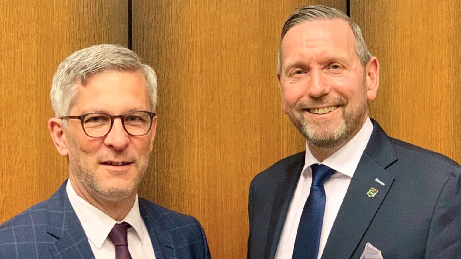 Neuer Verbandsvorsteher des VRR-Zweckverbands der Hagener Oberbürgermeister Erik O. Schulz und der neue Vorsitzende der Verbandsversammlung Guido Görtz.