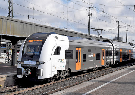 Ein Rhein-Ruhr-Express am Bahnsteig