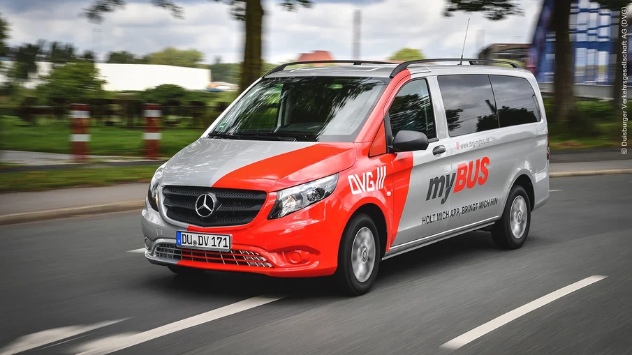Ein myBUS-Fahrzeug der DVG fährt über eine Straße