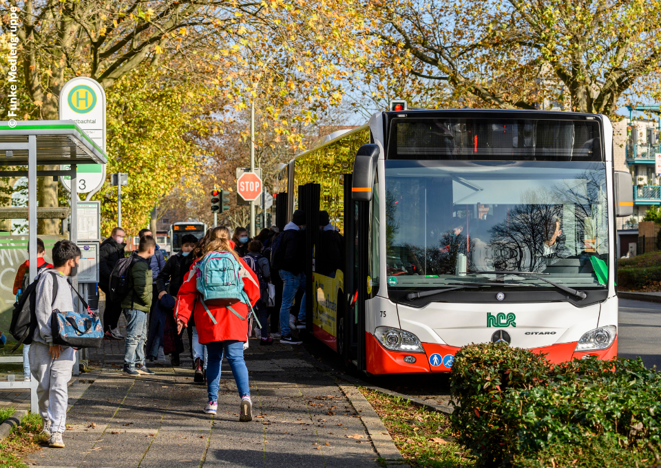 Kinder steigen in einen Bus ein