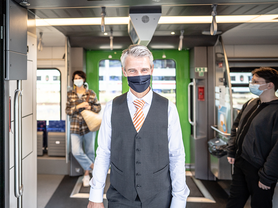 Ein Schaffner beim Aussteigen aus der S-Bahn