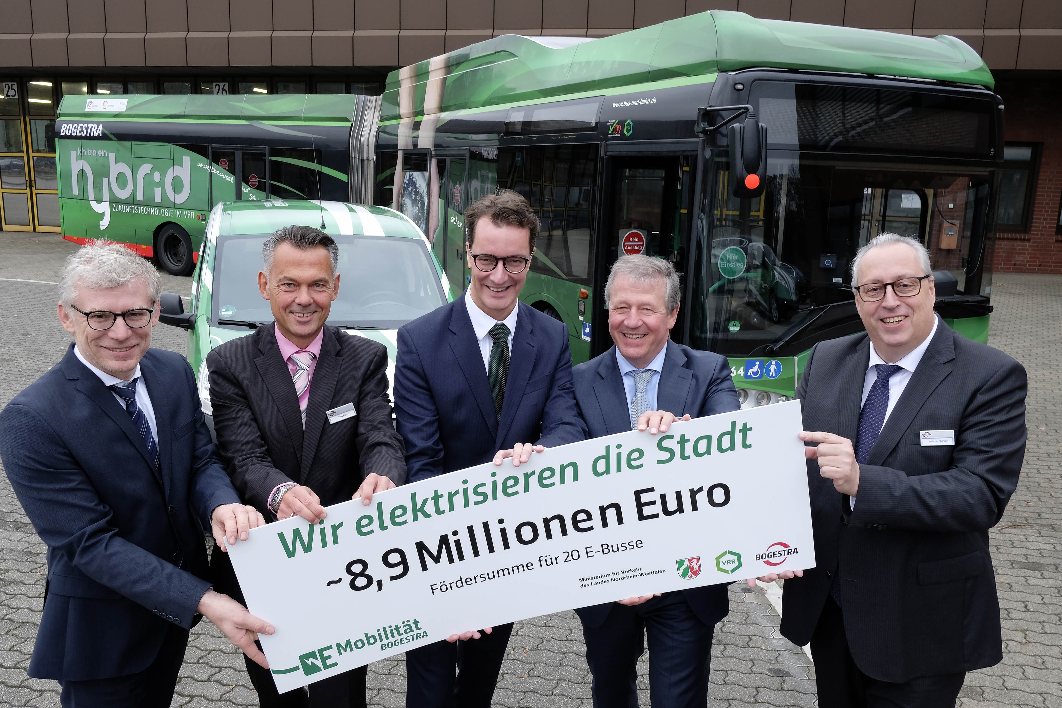 Gruppenbild VRR und Land fördern E-Busse bei der BOGESTRA