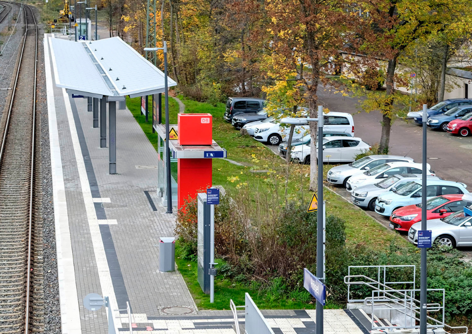 Ein Park und Ride Parkplatz neben dem Bahnsteig