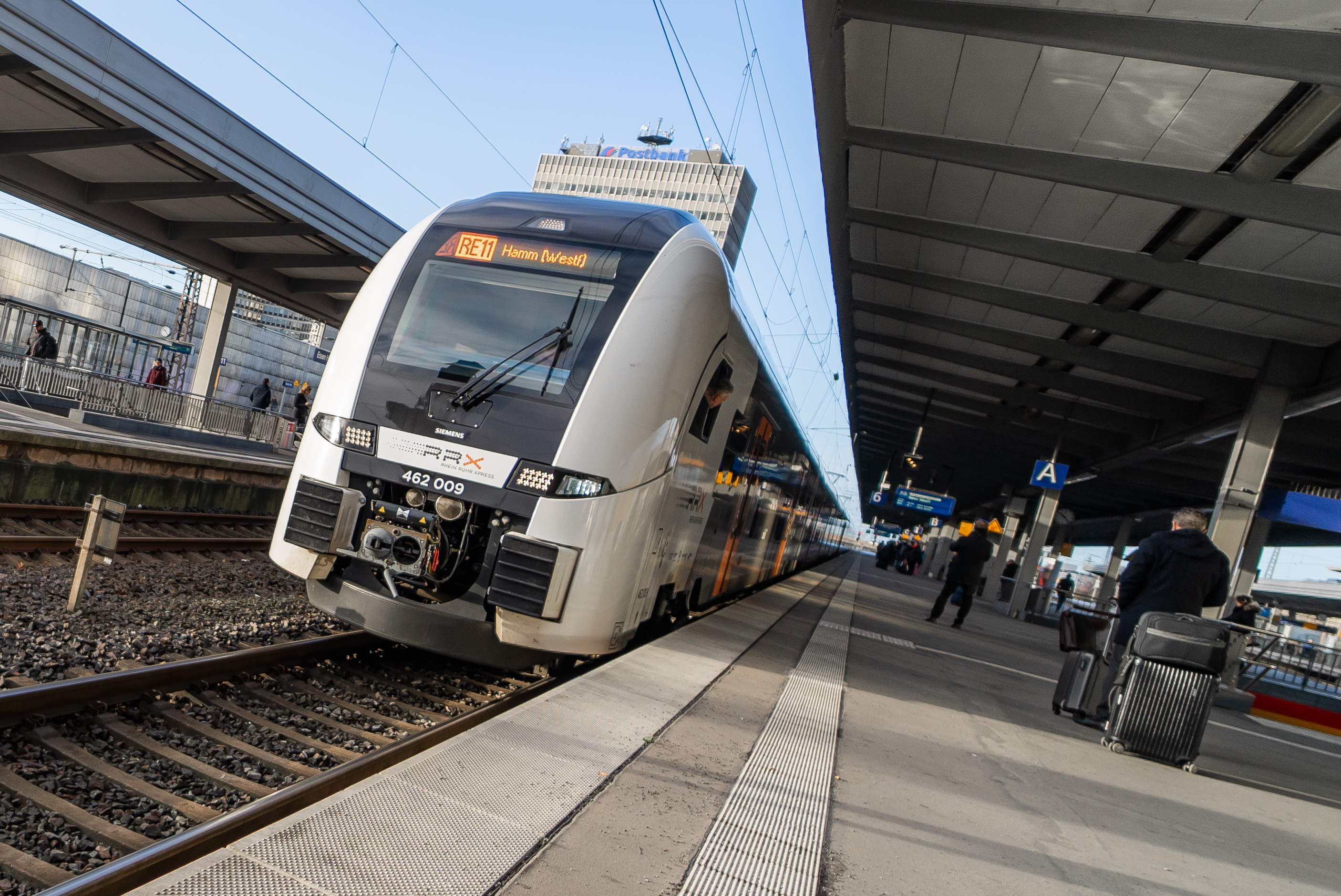 Ein Rhein-Ruhr-Express 11 am Bahnhof stehend.