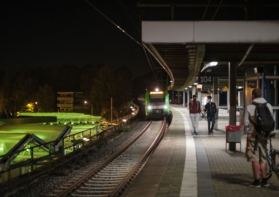 Die S-Bahn Rhein-Ruhr fährt abends im Bahnhof ein