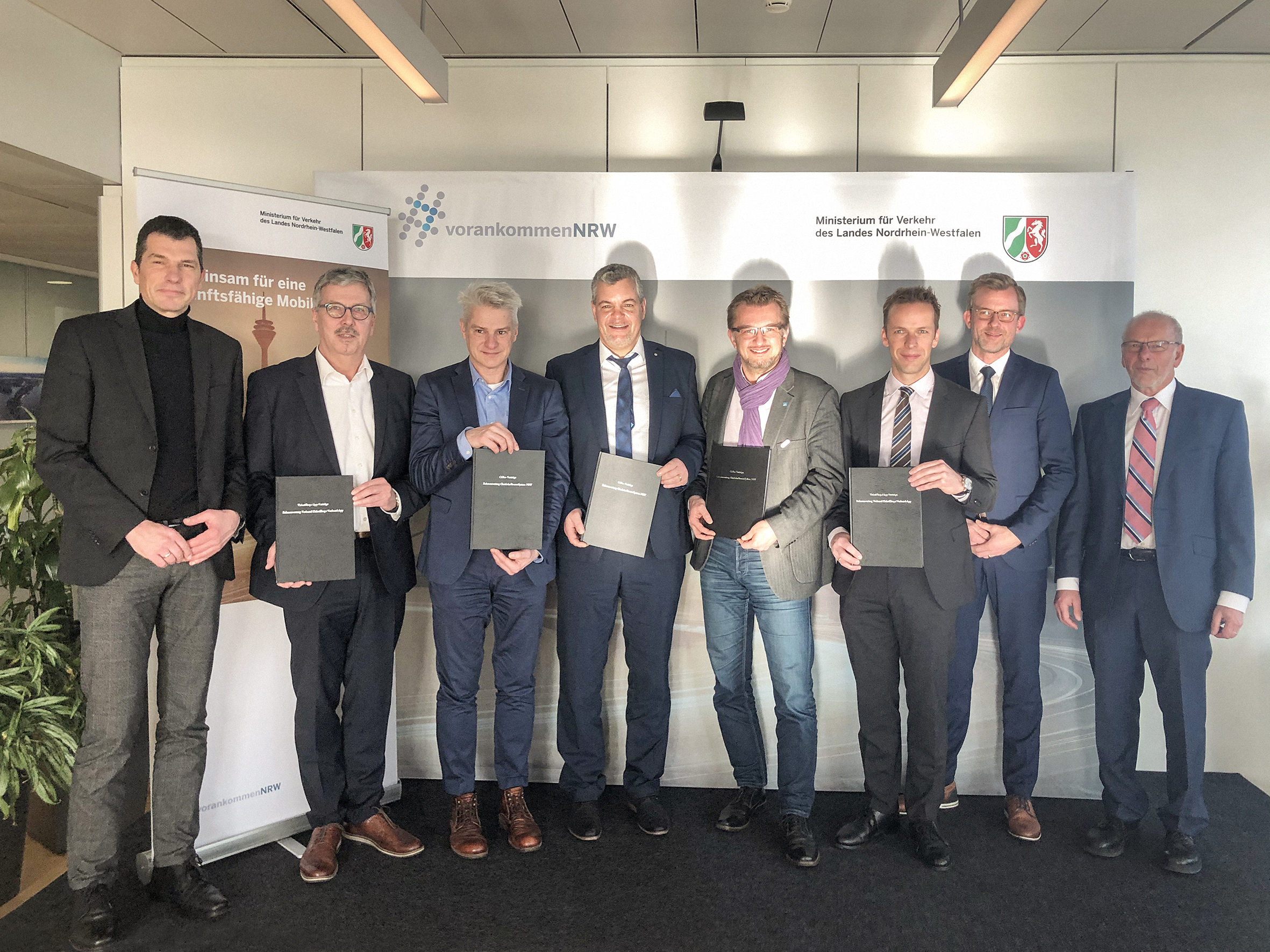 v.l. Personen im Bild: v.l. Hans-Peter Geulen, Geschäftsführer des AVV, Odilo Enkel, Geschäftsführer der WestfalenTarif GmbH, Michael Vogel, Geschäftsführer des NVR, Ronald R.F. Lünser, Vorstandssprecher des VRR, Joachim Künzel, Geschäftsführer des NWL, Christoph Mentz, Mentz GmbH, Dr. Dirk Günnewig, Abteilungsleiter Grundsatzangelegenheiten der Mobilität, Digitalisierung und Vernetzung im NRW-Verkehrsministerium, Dr. Hans-Joachim Mentz, Mentz GmbH