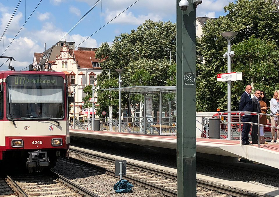 Die neu umgebaute Haltestelle "Luegplatz"  mit der U-Bahn 77 im Vordergrund