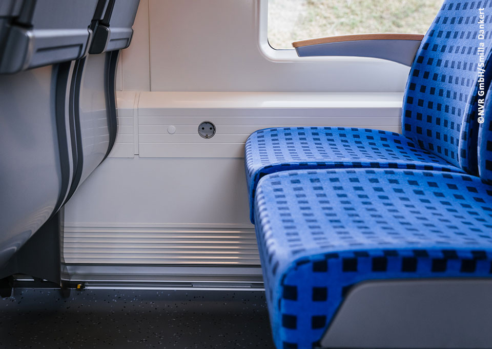 Zwei Sitze und Steckdose in der Bahn