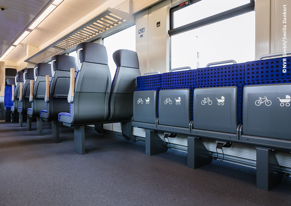 Die umklappbaren Sitze einer Regionalbahn