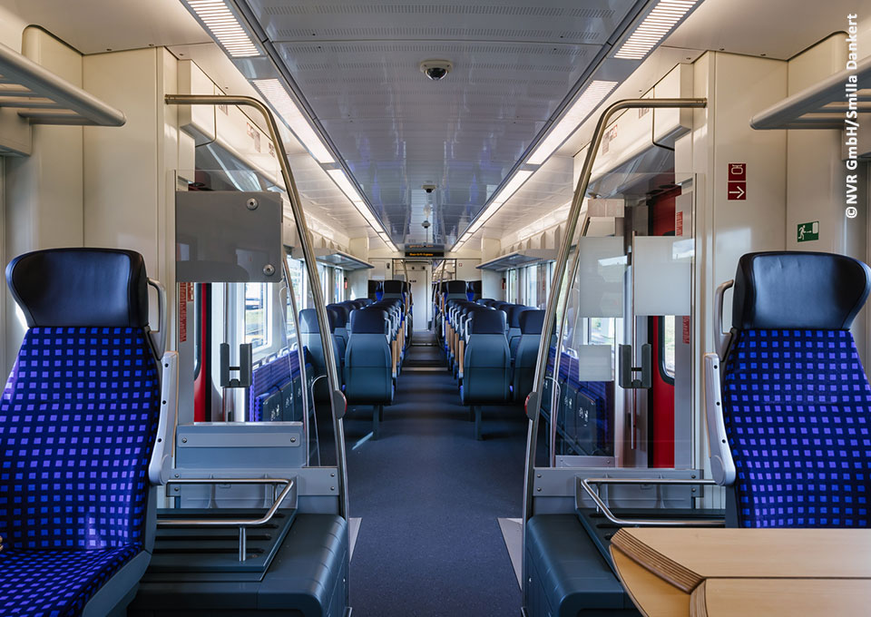 Der Fahrgastinnenraum einer Regionalbahn 