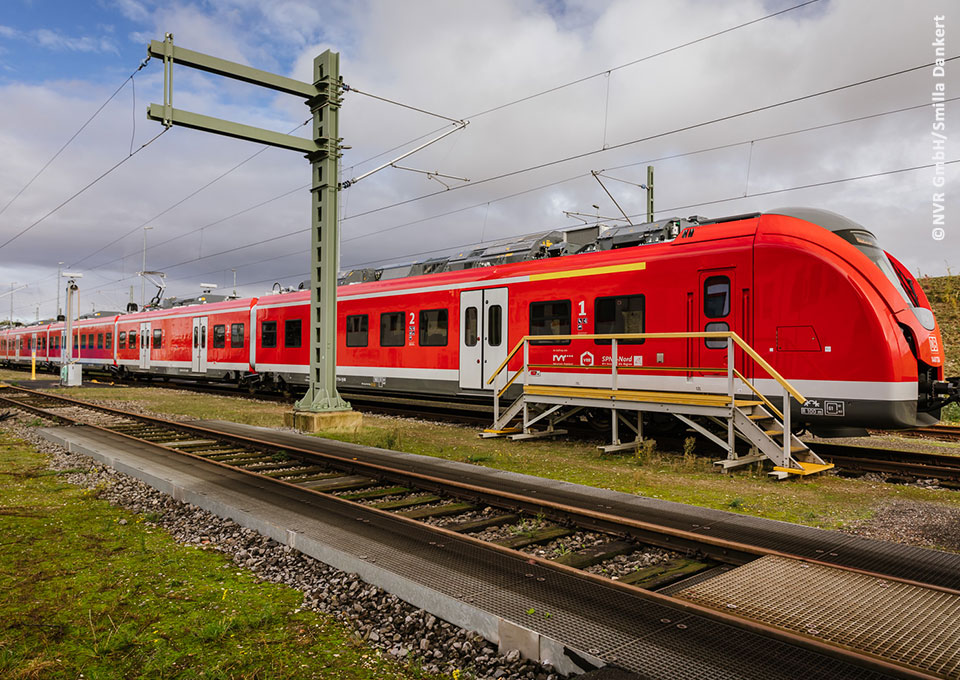 Eine Regionalbahn am Bahnsteig