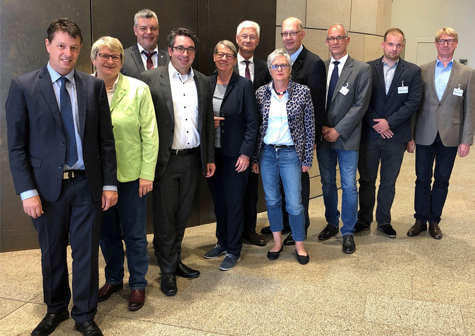 Auf dem Foto (v.l.n.r.): Stephan Haupt MdL; Britta Oellers MdL; VRR-Vorstandssprecher Ronald R.F. Lünser; Stefan Rouenhoff MdB; Dr. Barbara Hendricks MdB; Landrat Wolfgang Spreen; Margret Voßeler-Deppe MdL; NRW-Konzernbevollmächtigter der DB AG, Werner Lübberink; Reiner Krieger und Lukas Joost, DB Netz AG; Hartmut Körbs, Geschäftsführer und Eisenbahnbetriebsleiter der NordWestBahn GmbH; es fehlt Dietmar Brockes MdL