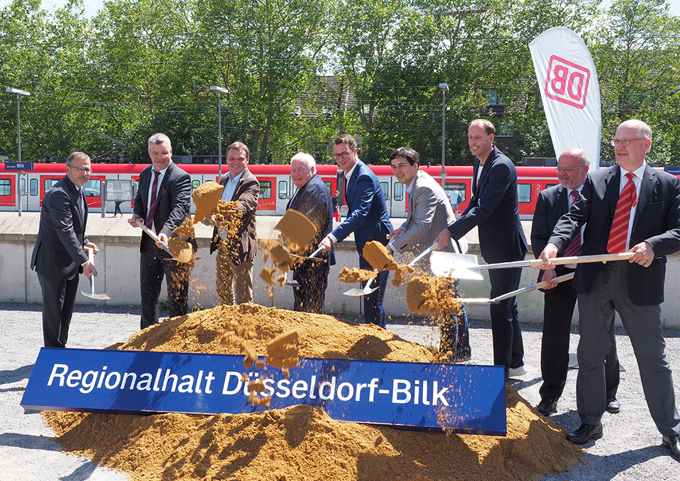 Vertreter der DB, des VRR und der Politik beim Spatenstich in Düsseldorf-Bilk