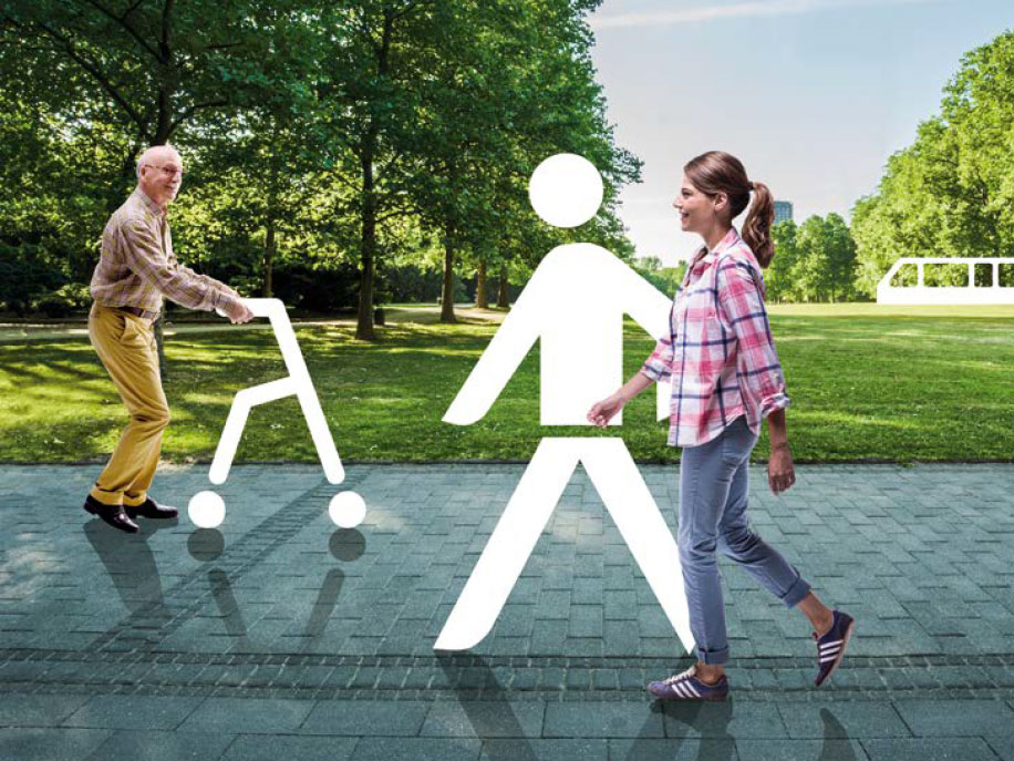 Eine Fotomontage, die einen Mann und eine Frau beim Spazieren gehen zeigt. Im Hintergrund ist eine grüne Wiese und ein fahrender Zug zu erkennen.