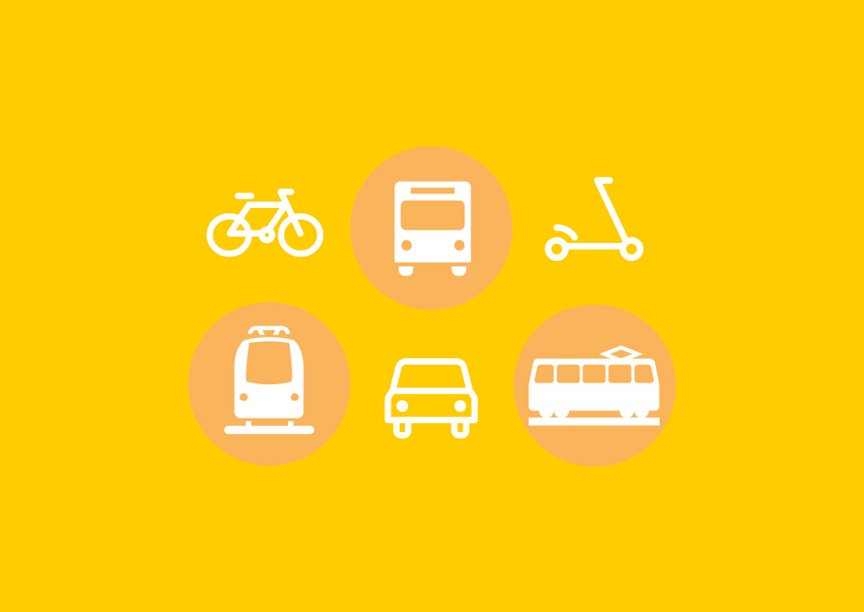 Piktogramme von Bus, Bahn und Zug (hervorgehoben) sowie von Fahrrad, eRoller und Auto