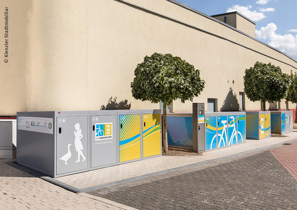 Blick auf eine Anlage mit Fahrradboxen von DeinRadschloss 