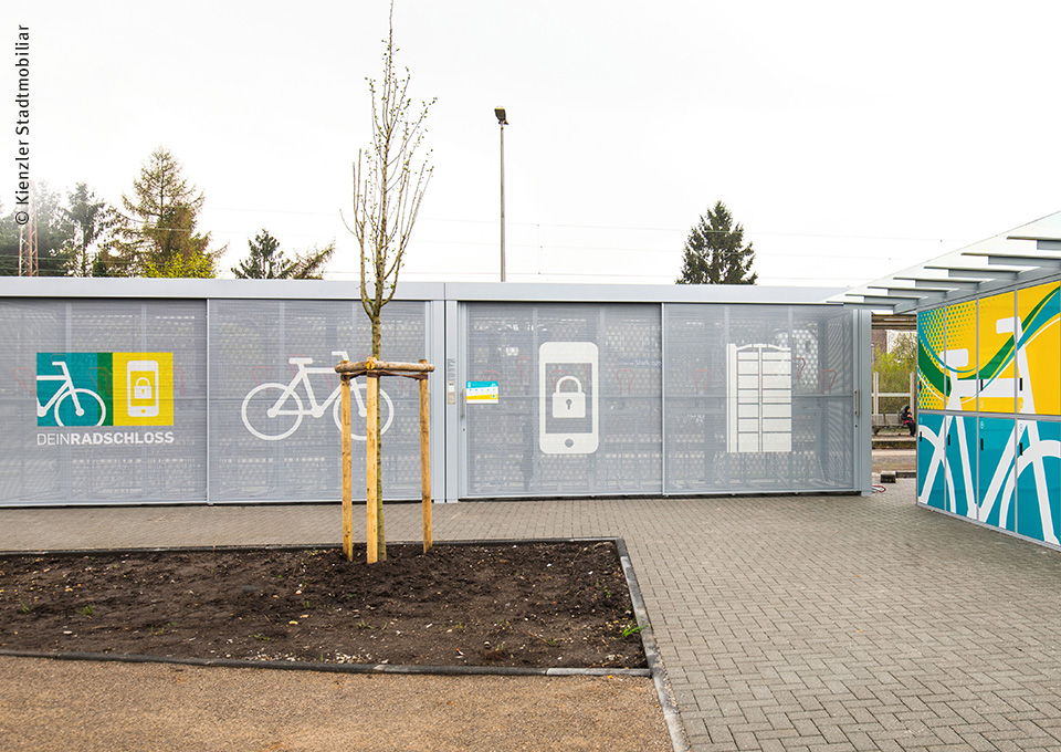Blick auf eine Anlage mit Fahrradboxen von DeinRadschloss 