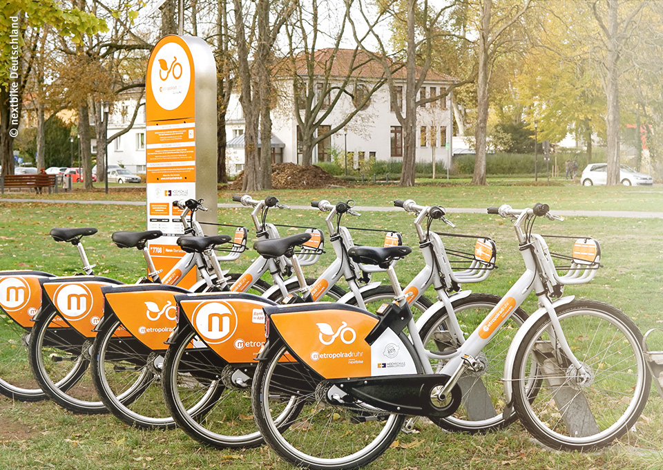 Mieträder von metropolradruhr stehen in einem Fahrradständer.