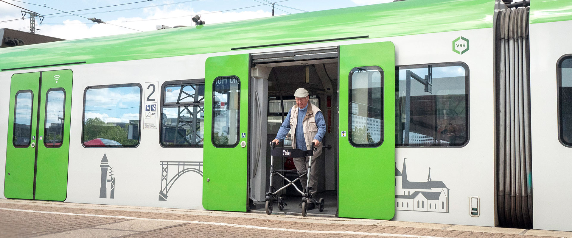 Ein älterer Fahrgast verlässt mit einem Rollator eine S-Bahn