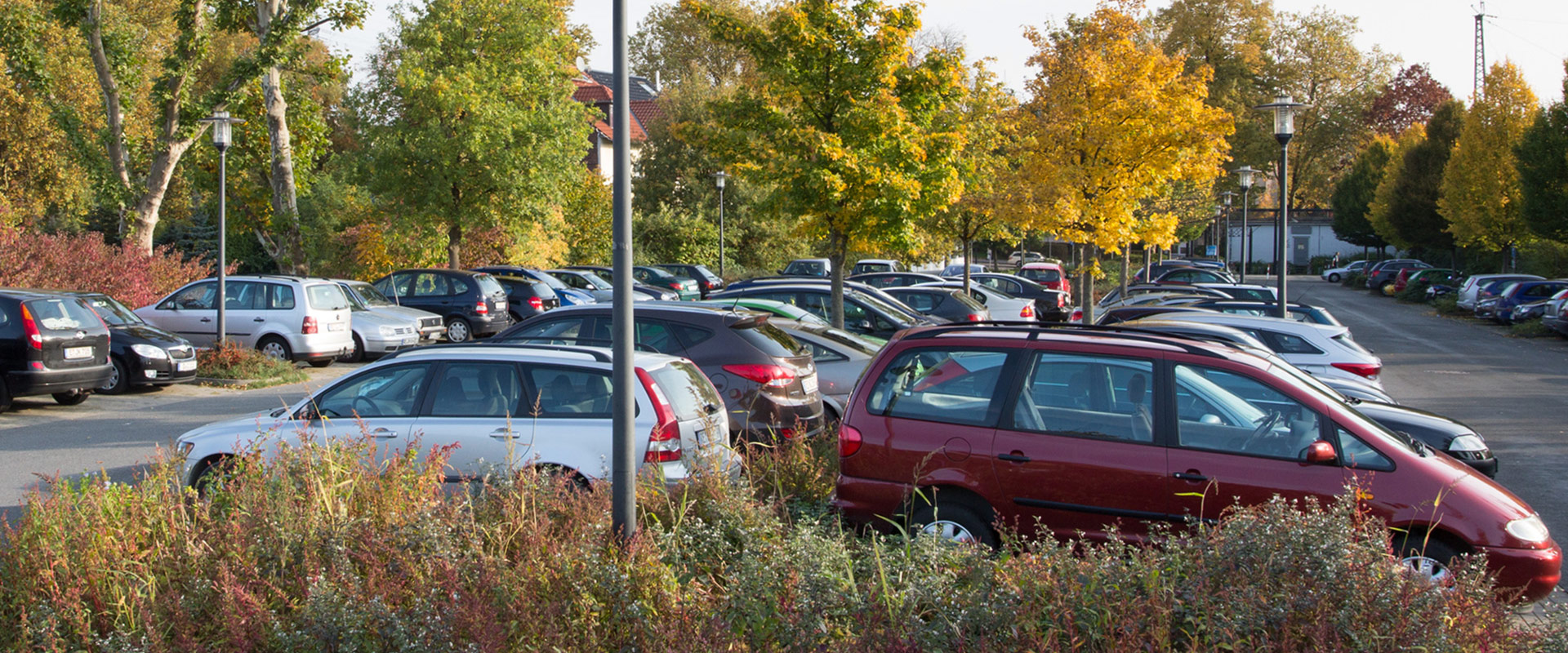 Mehrere parkenden Autos auf einem Park und Ride Parkplatz