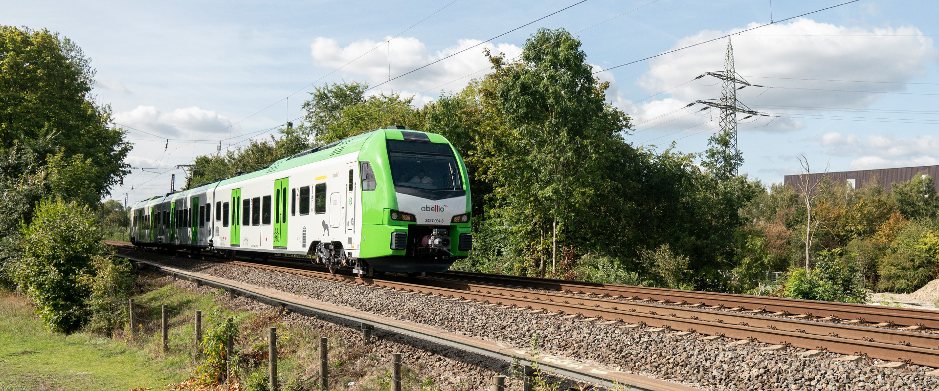 Eine S-Bahn im VRR-Design fährt die Gleise entlang