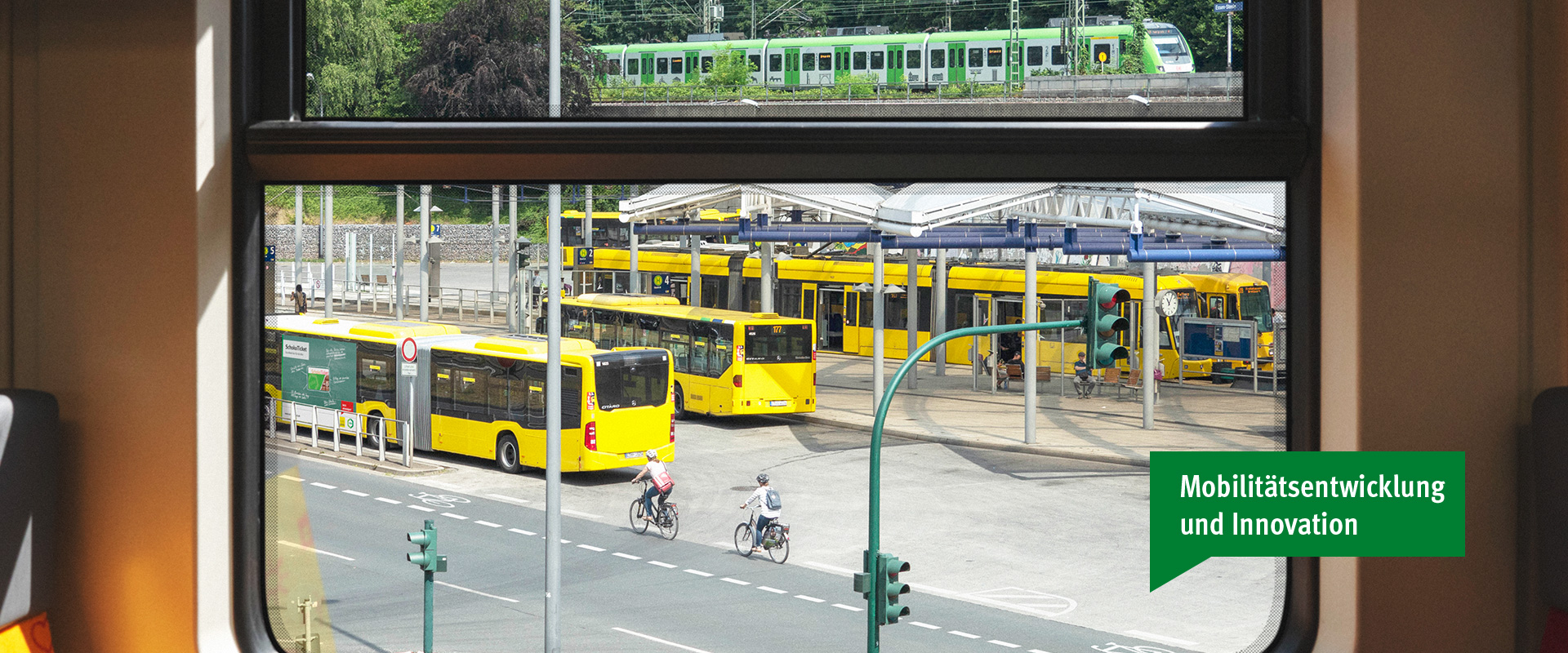 Verschiedene Verkehrsträger an einem ÖPNV-Verknüpfungspunkt