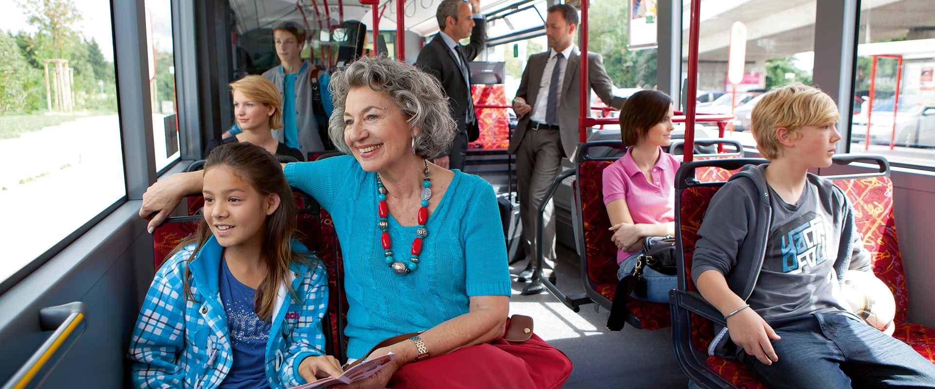 Mehrere Fahrgäste in einem Bus