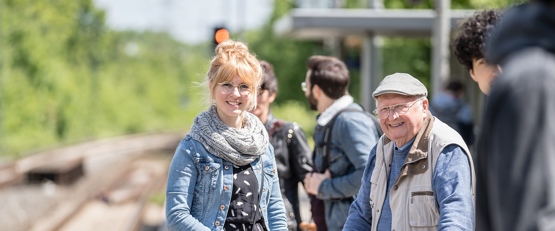 Wartende Fahrgäste am Bahnsteig