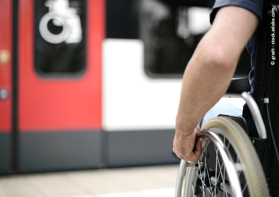 Ein Rollstuhlfahrer warte am Bahnsteig