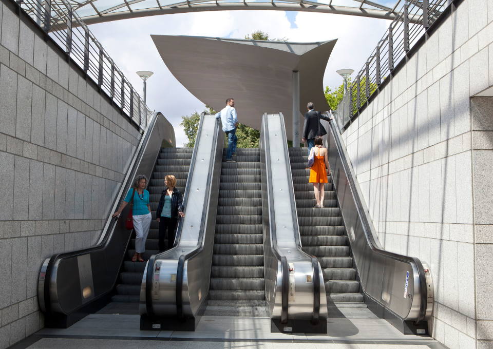 Mehrere Fahrgäste nutzen am Bahnhof die Rolltreppen