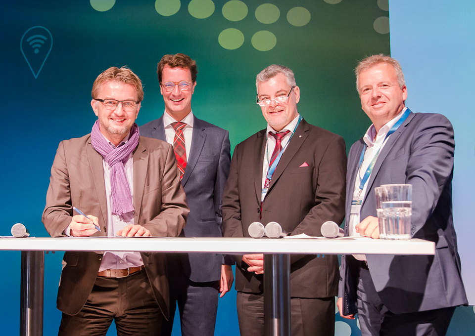 NRW-Verkehrsminister Hendrik Wüst sowie Geschäftsführer und Vorstände der Nahverkehrszweckverbände in NRW sind gemeinsam auf dem Mobilitätsforum