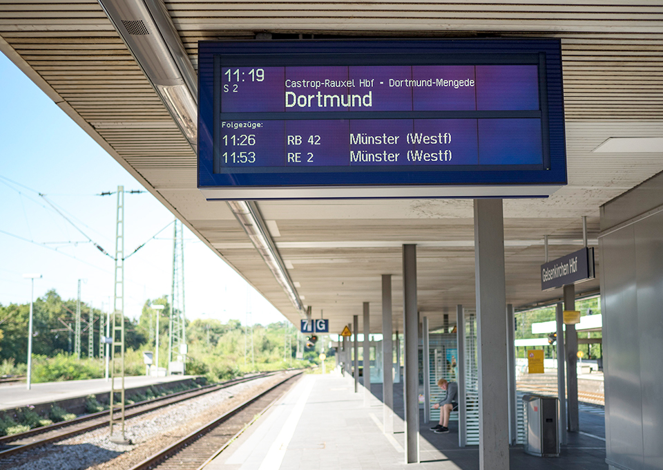 Ein Zugzielanzeiger zeigt die Ankunftszeiten der folgenden Züge an