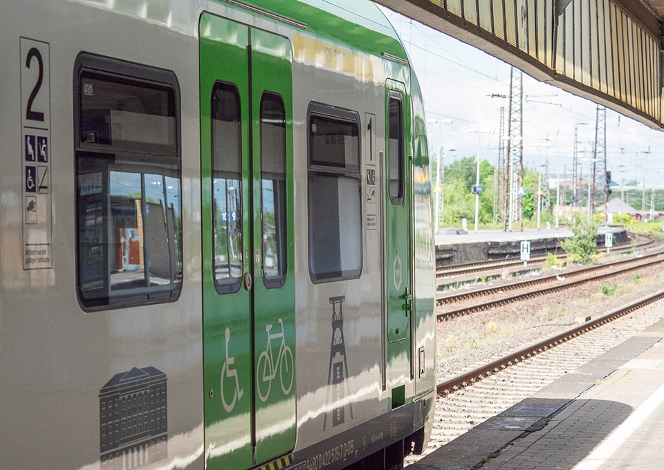 Eine S-Bahn steht am Bahnsteig