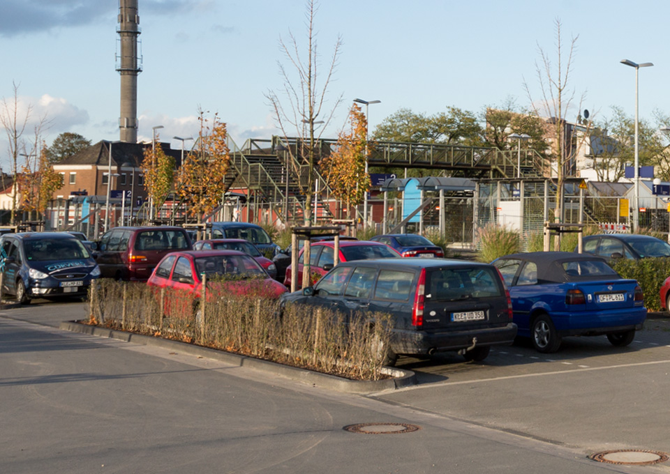 Mehrere parkende Autos auf einem Park und Ride Parkplatz