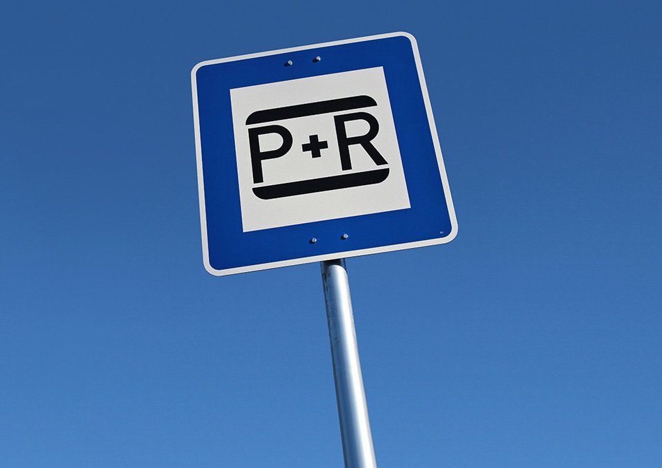 Ein Hinweisschild für einen Park und Ride Parkplatz