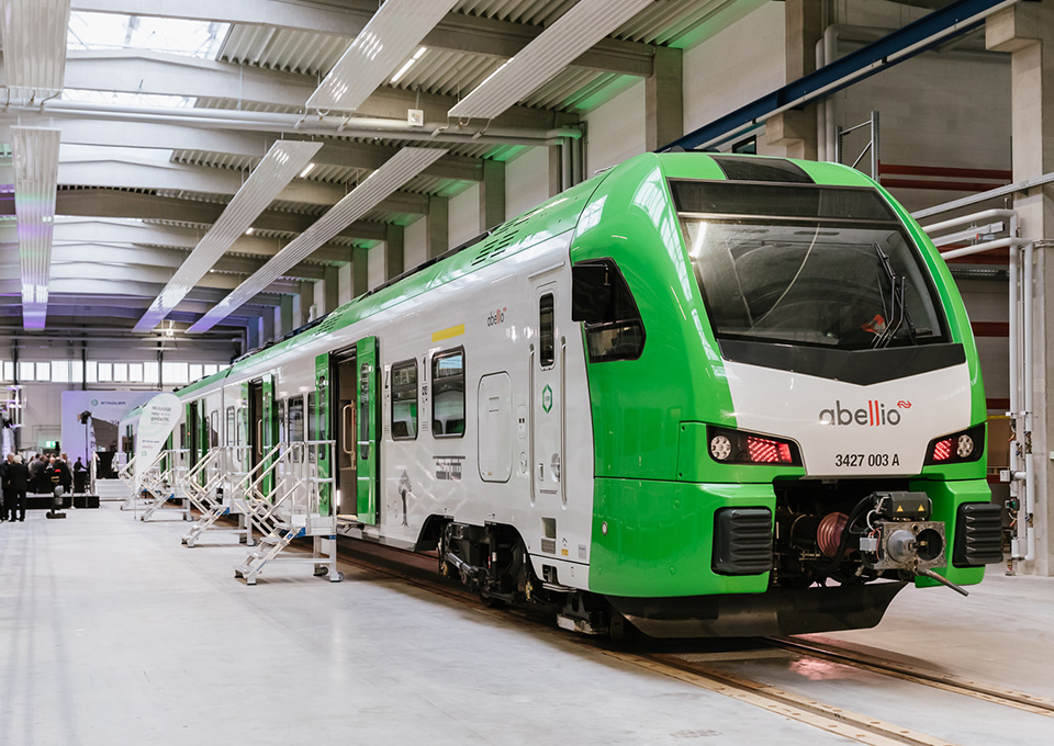 Eine S-Bahn im VRR-Design in der Werkstatt