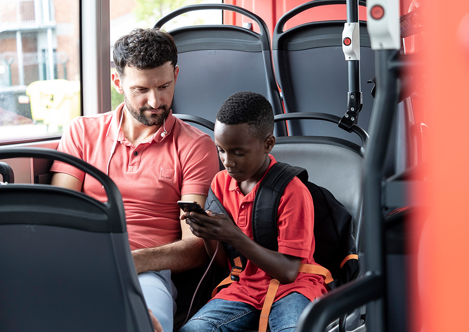 Ein Mann und ein Junge sitzen gemeinsam im Bus