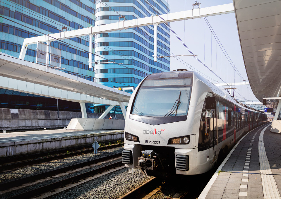 Der RE 19 steht am Arnhemer Hauptbahnhof 